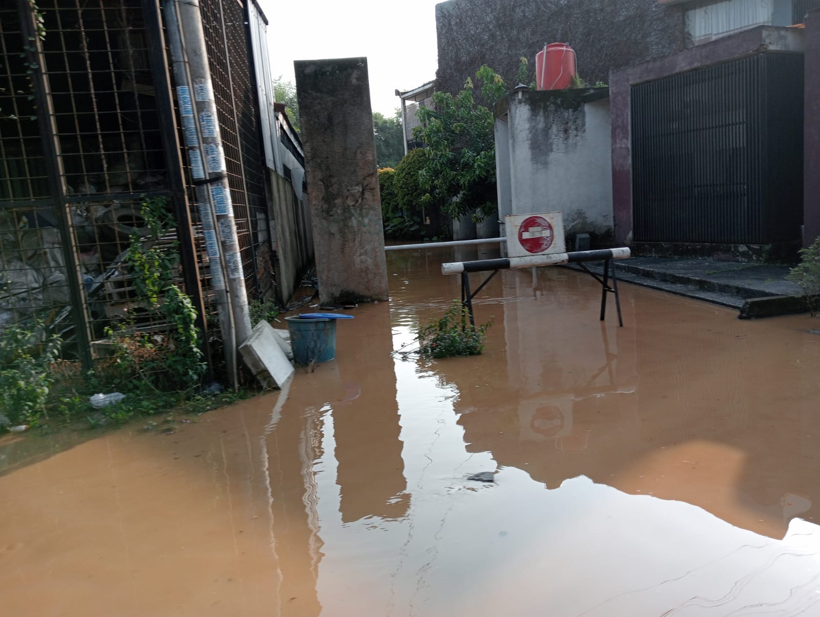 Ilustrasi - BPBD bersama Dinas Pemadam Kebakaran dan Penyelamatan Kota Tangsel serta unsur kewilayahan melakukan evakuasi terhadap kendaraan yang mogok di lokasi banjir.