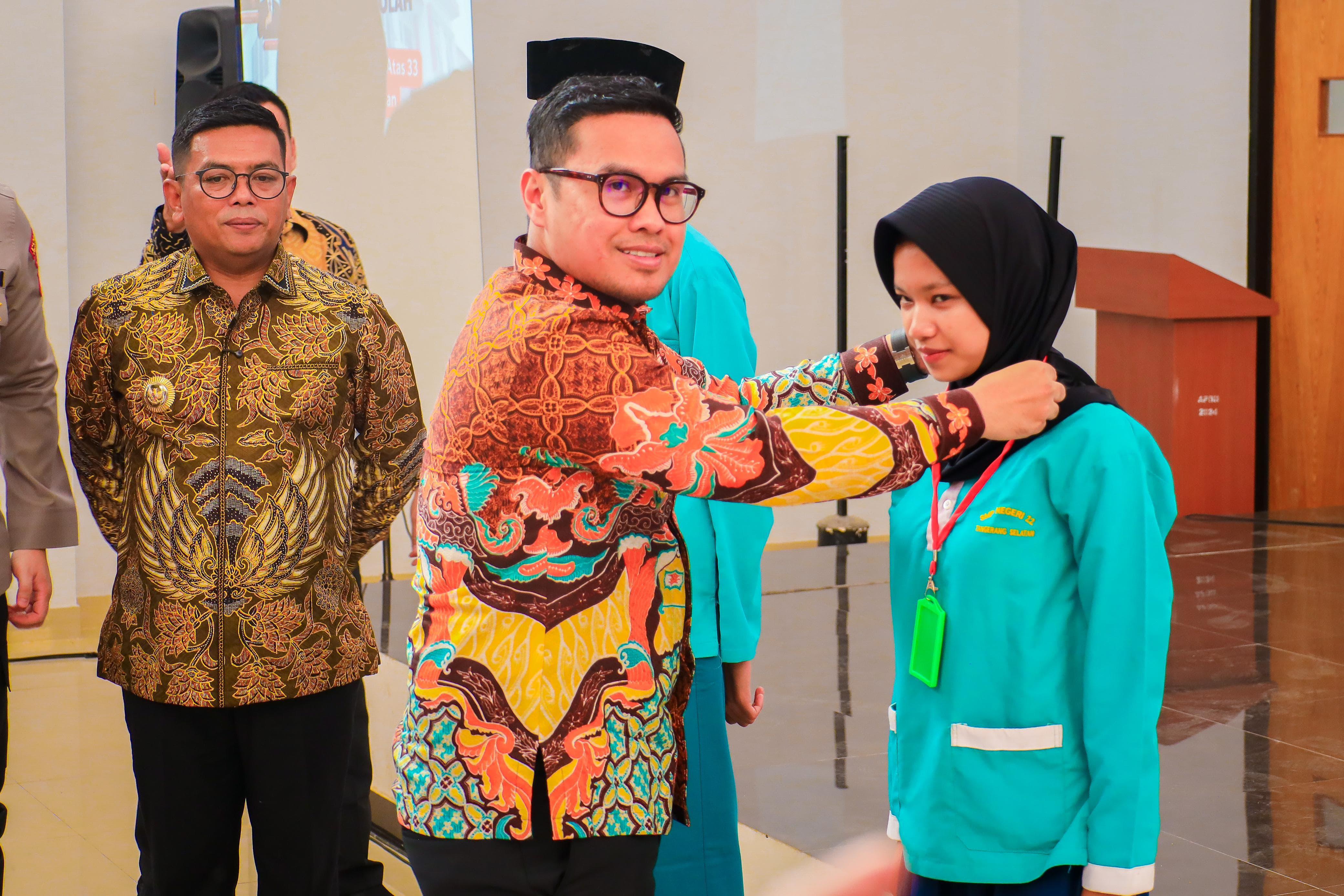Wakil Wali Kota Tangsel Pilar Saga Ichaan bersama Gubernur Banten Andra Soni meresmikan Sekolah Rakyat Menengah Atas (SRMA) 33 Kota Tangsel di wilayah Serpong, Jumat (15/8).