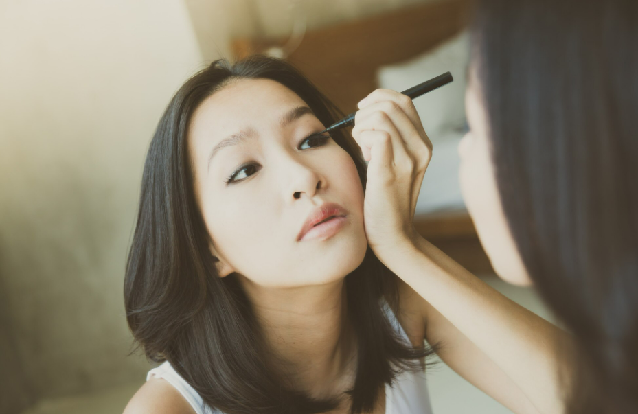 Ilustrasi cara pakai eyeliner (Dok. Freepik)