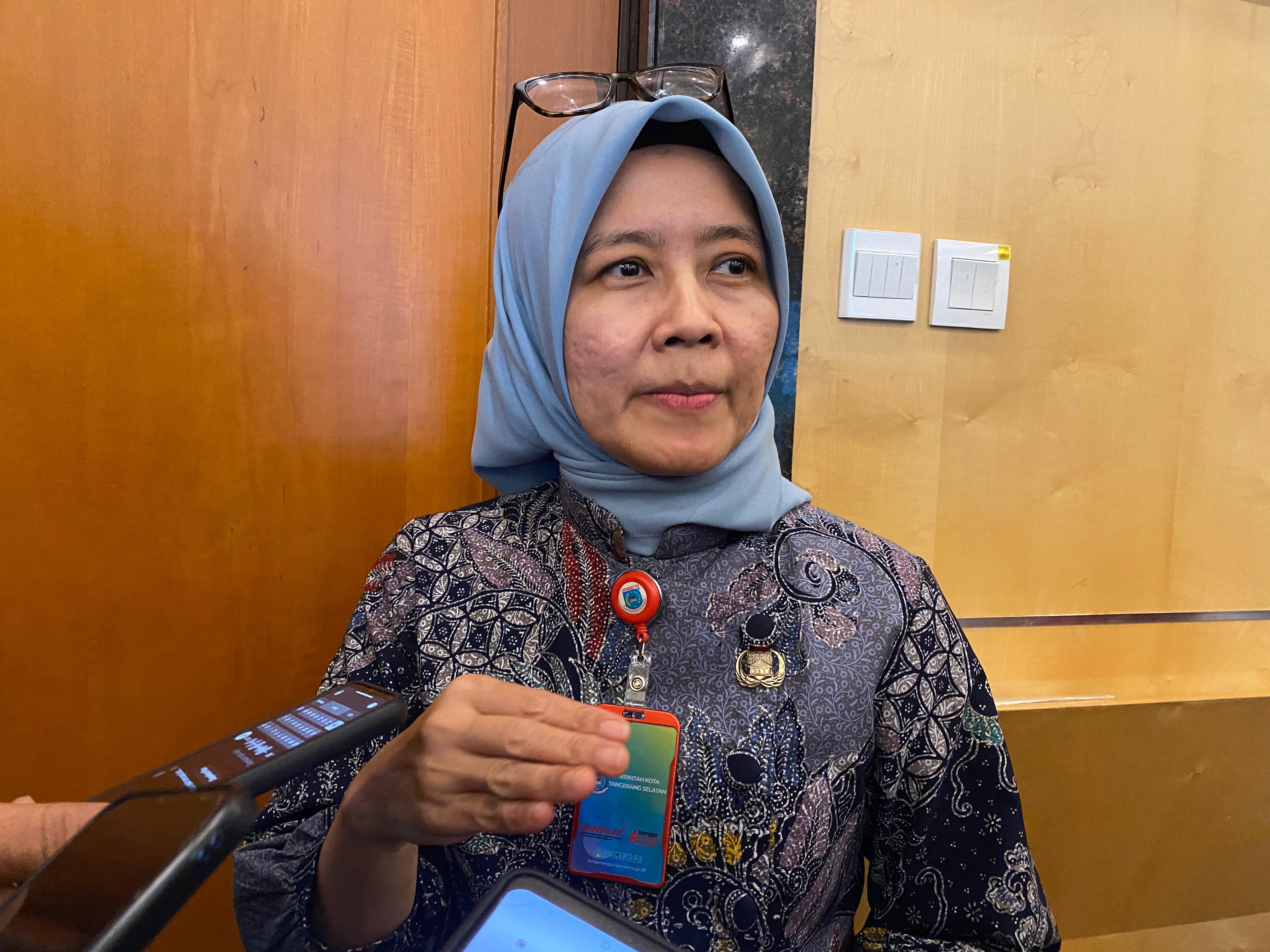 Kepala Dinas Kesehatan (Dinkes) Tangsel Allin Hendalin Mahdaniar saat diwawancarai terkait jumlah kasus DBD tahun 2025 di Puspemkot Tangsel, Kamis (21/8).
