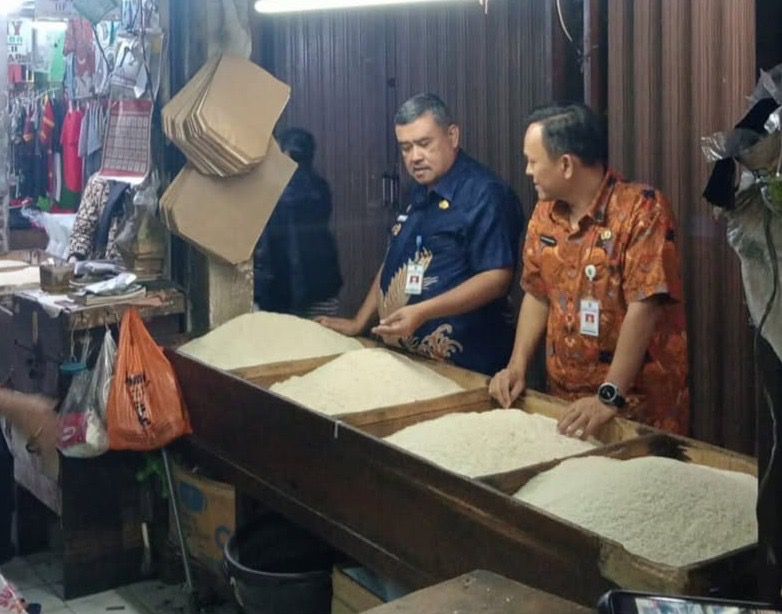 Petugas gabungan melakukan inpeksi harga beras di Pasar Malabar, Kota Tangerag, Kamis (21/8).