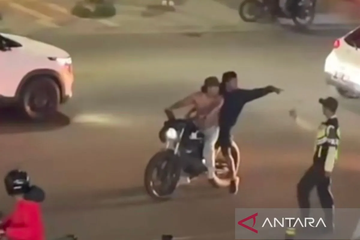 Tangkapan layar dari video yang diunggah akun Instagram @viralciledug, terlihat seorang pengendara sepeda motor terduga pelaku dilerai oleh petugas pengamanan usai menganiaya korban di Jalan Kencana.