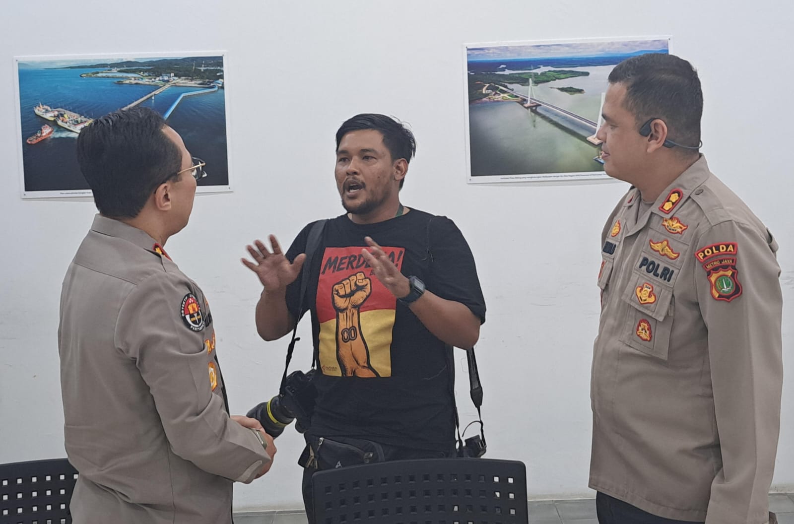 Kabid Humas Polda Metro Kombes Pol Ade Ary dan Kasubbid Penmas Polda Metro Jaya, AKBP Reonald Simanjuntak berkunjung ke ANTARA untuk meminta maaf atas kejadian pemukulan oknum polisi terhadap Pewarta.