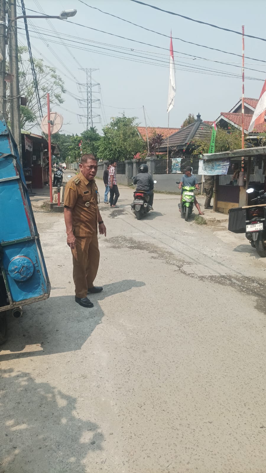 Pihak Kecamatan Serpong Utara meninjau jalan yang diperbaiki warga di wilayah Kelurahan Pakualam.&nbsp;&nbsp;