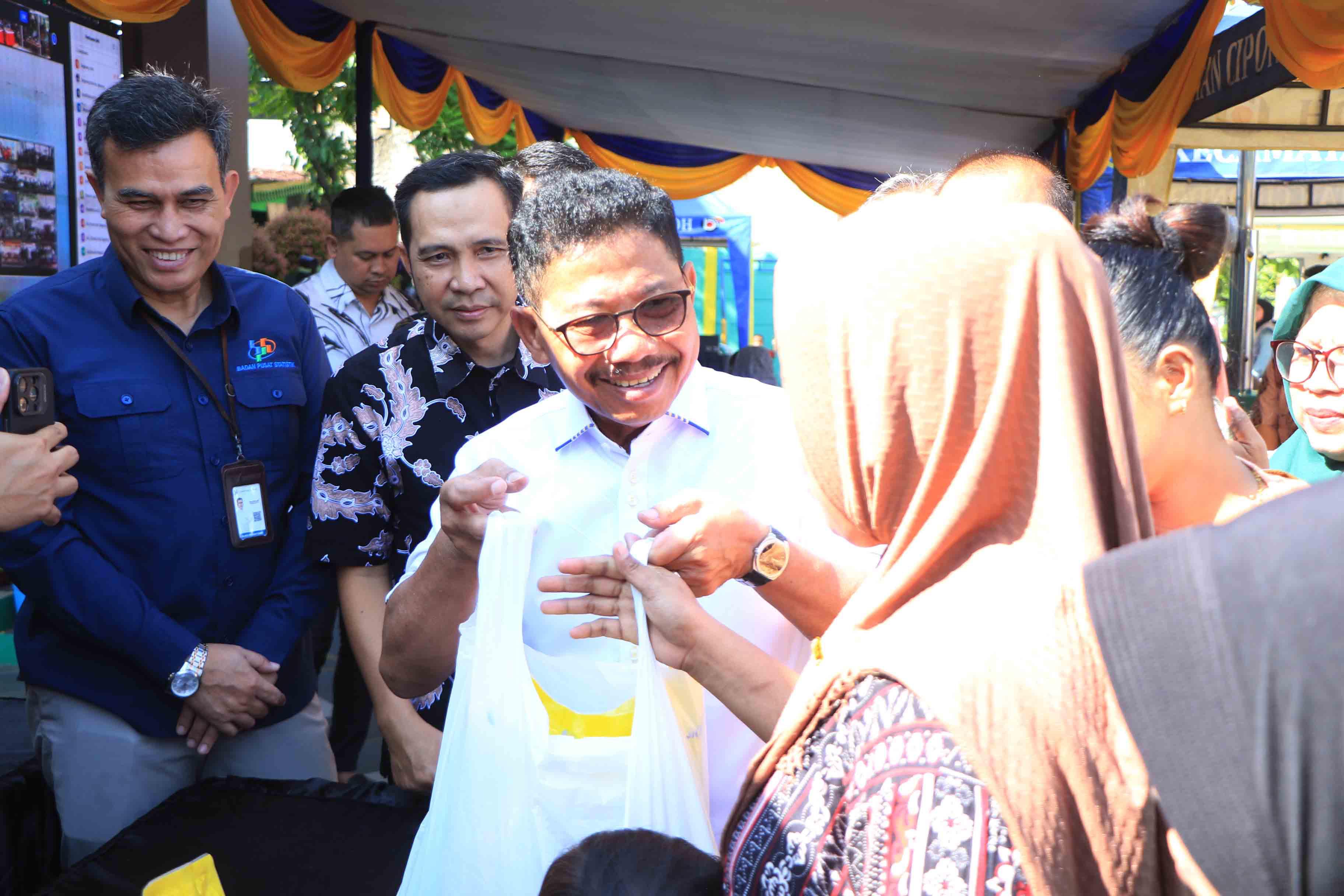 Wali Kota Tangerang Sachrudin meninjau Gerakan Pangan Murah (GPM) Serentak Nasional di wilayah Kecamatan Cipondoh.