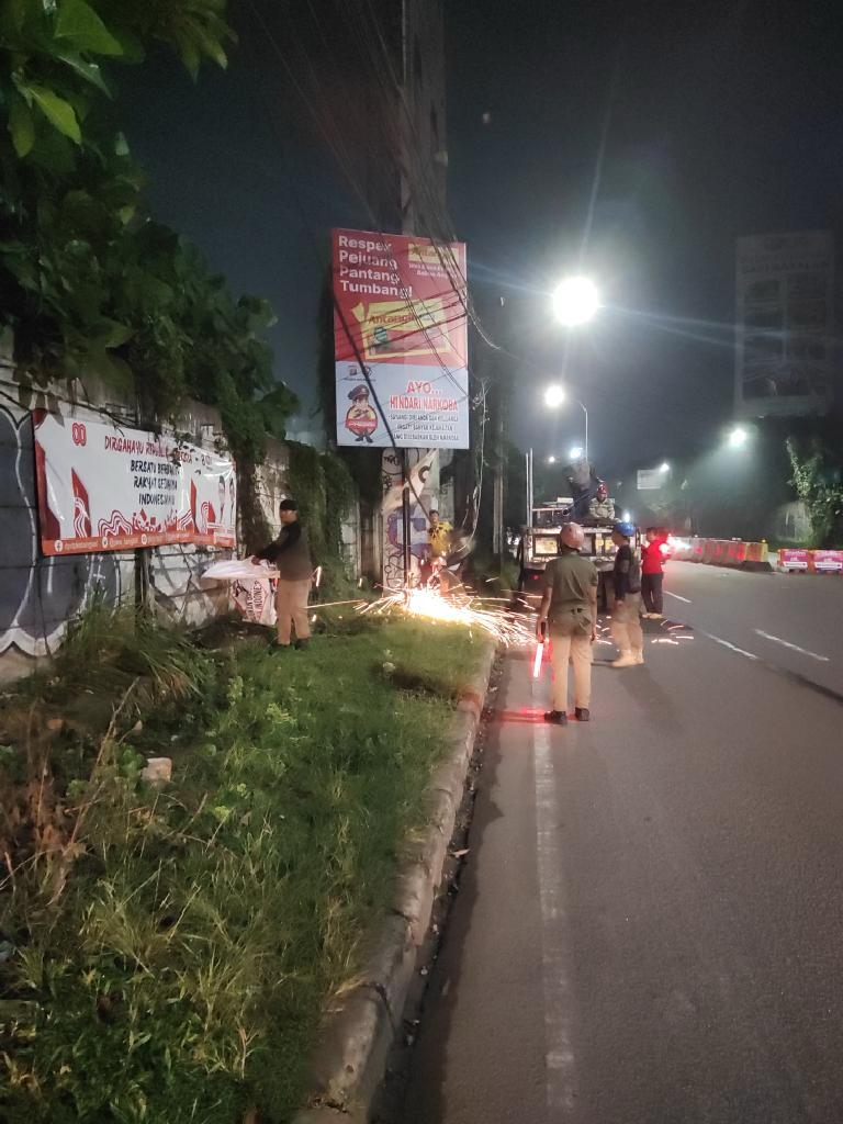 Satpol PP Kota Tangsel mekakukan penertiban reklame.