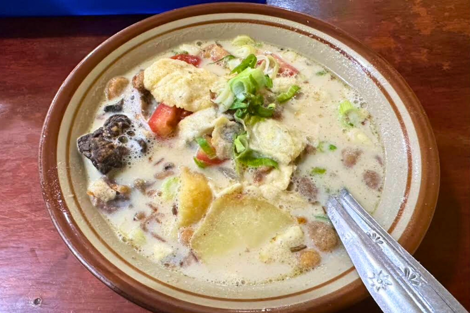 Menu soto Betawi terfavorit di Tangerang Selatan dengan cita rasa gurih dan kuah kental (Dok. Gmaps Sop/Soto Betawi Ibu Yati)