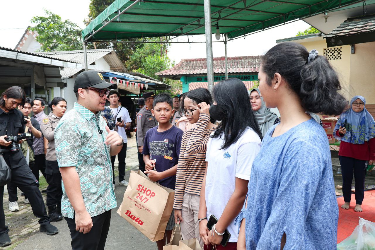 Wakil Wali Kota Tangsel Pilar Saga Ichsan meninjau kebakaran Asrama Polsek Serpong di kawasan Cilenggang, Serpong, Kota Tangsel.