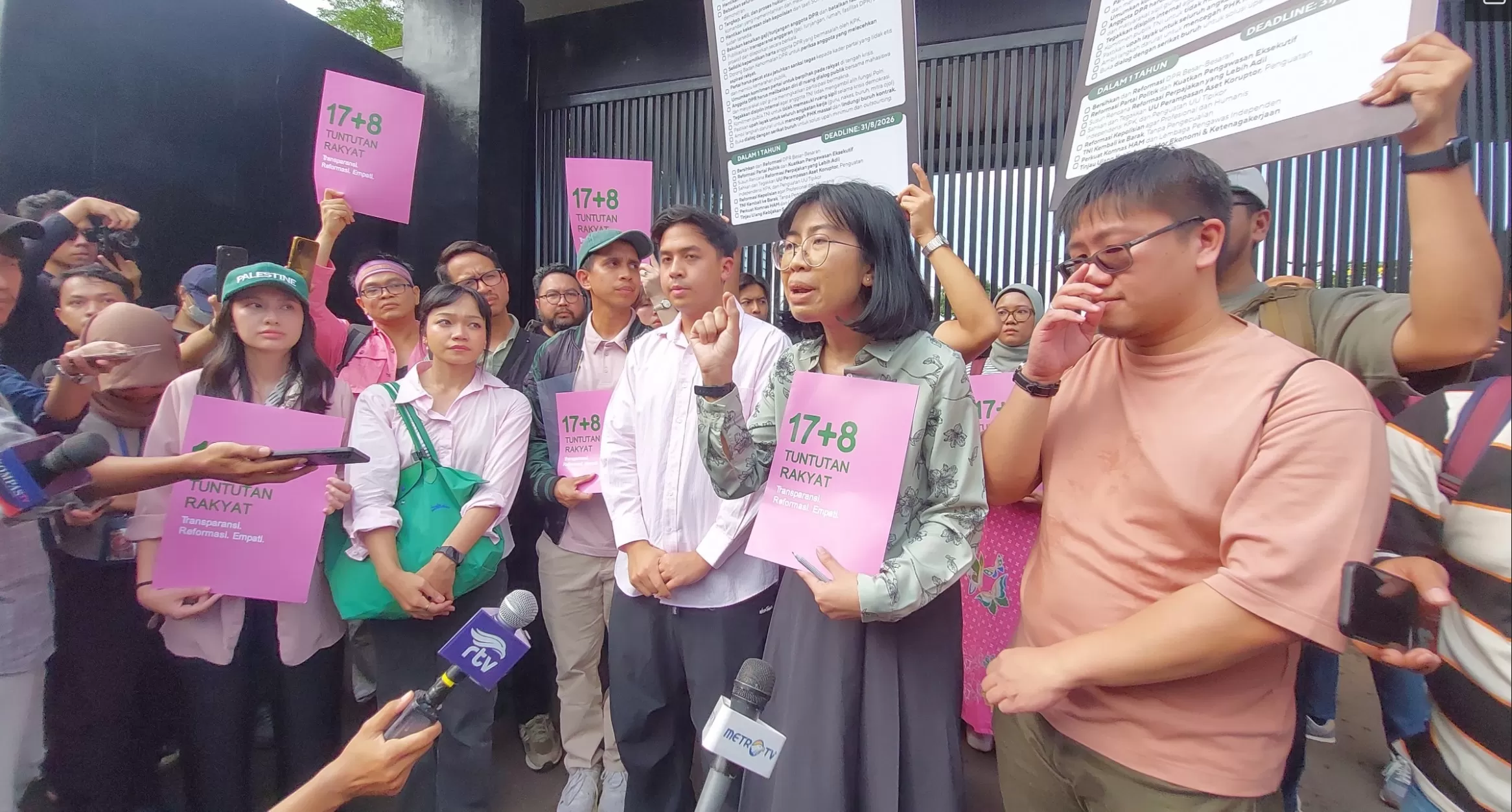 Sejumlah influencer mendatangi gedung DPR/MPR RI menyerahkan dokumen berisi