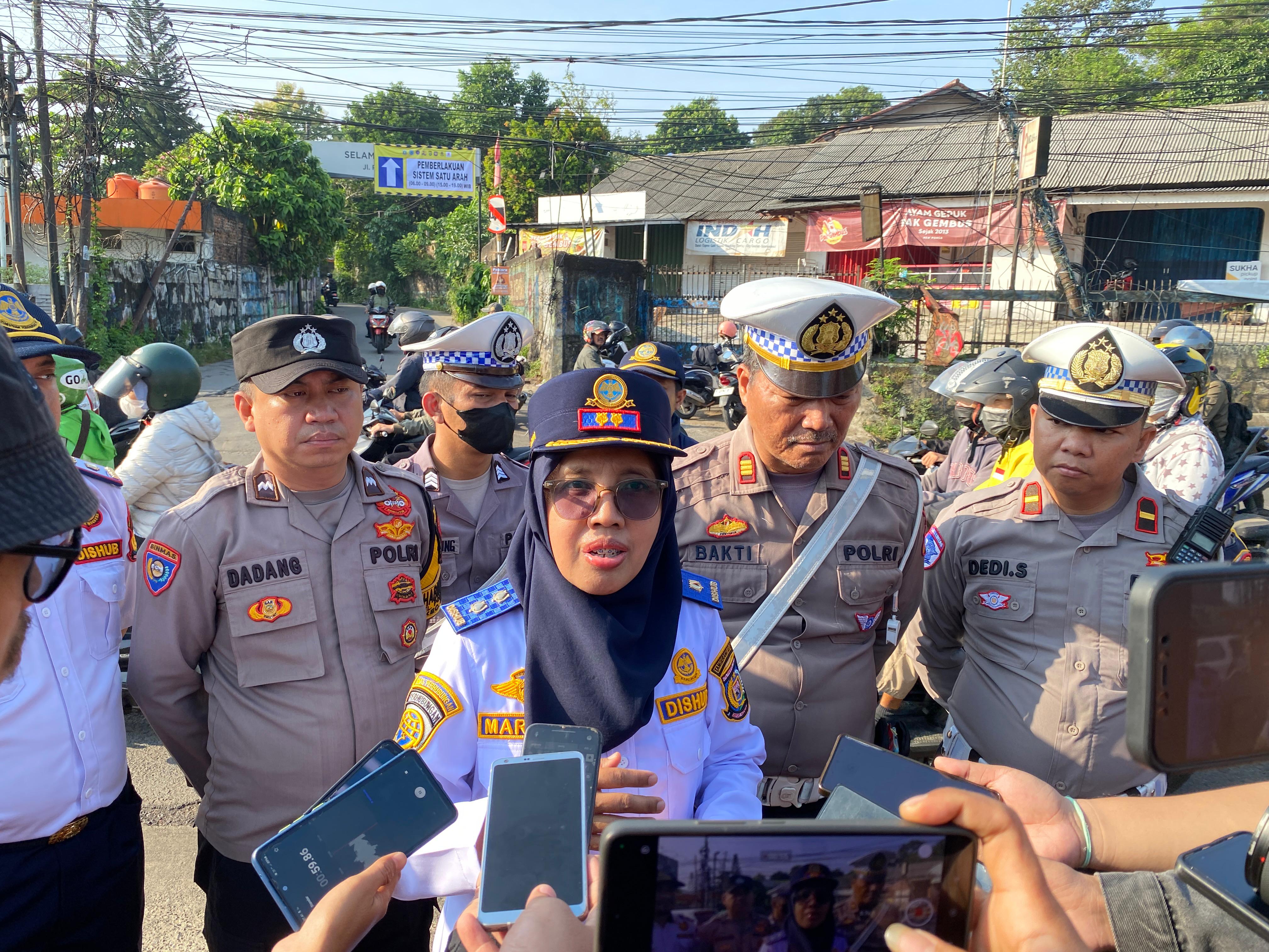 Dinas Perhubungan (Dishub) Kota Tangsel melakukan rekayasa lalu lintas di empat titik di Kelurahan Pondok Cabe, Kecamatan Pamulang, Rabu (10/9).