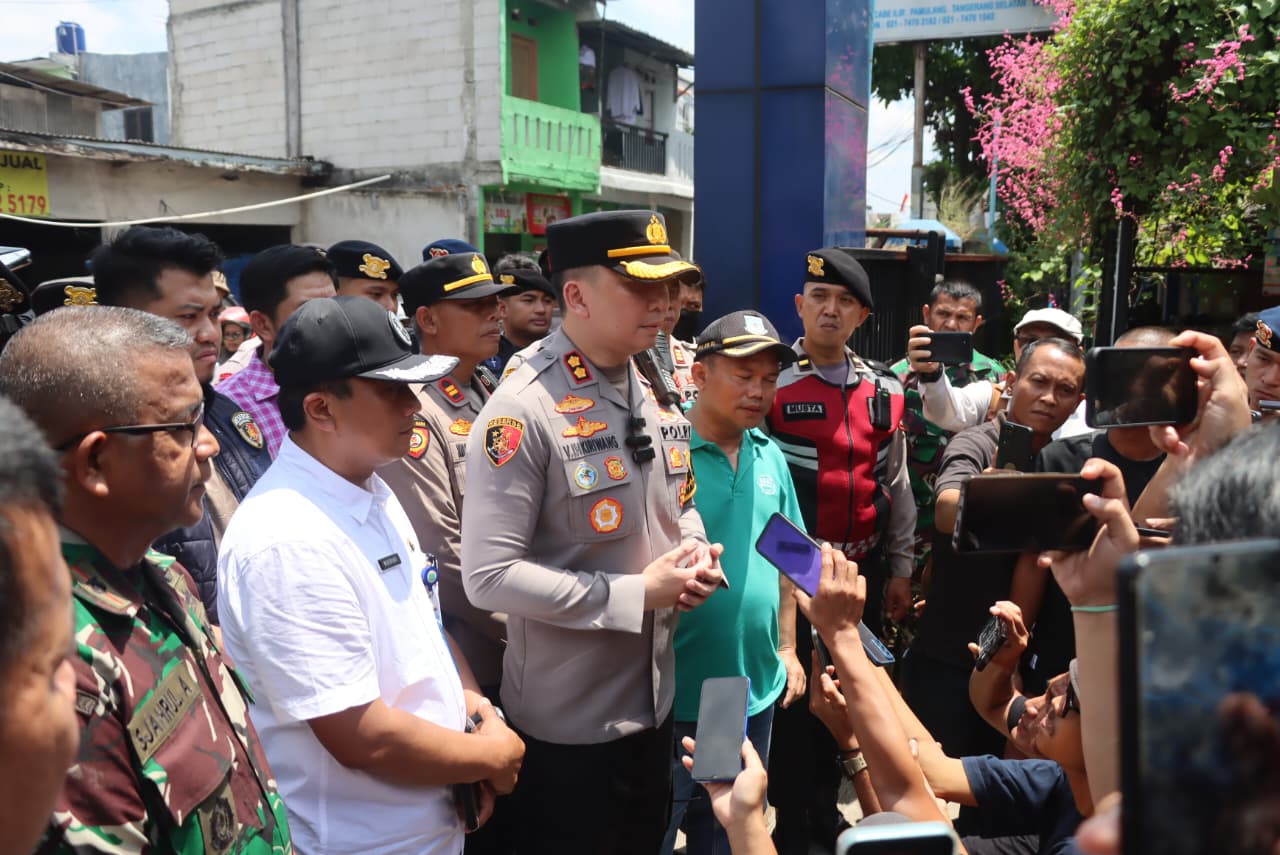Kapolres Tangerang Selatan AKBP Victor Daniel Henry Inkiriwang bersama jajarannya melakukan pengamanan ledakan di wilayah Pamulang, Jum