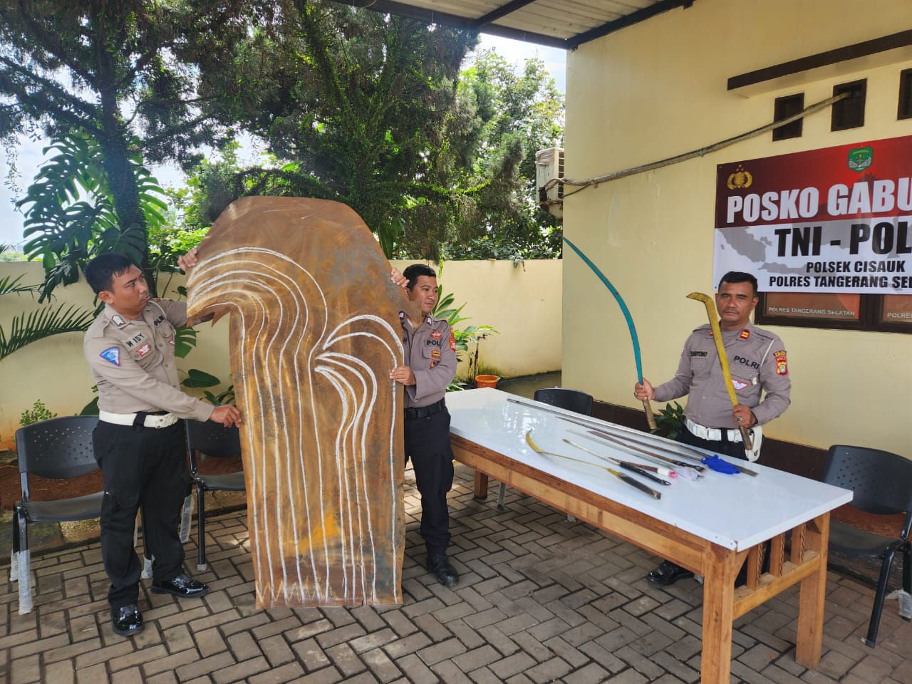 Empat bocah di bawah umur diamankan polisi usai kedapatan membuat senjata tajam (sajam) untuk tawuran, Setu, Kota Tangsel, Minggu (14/9).