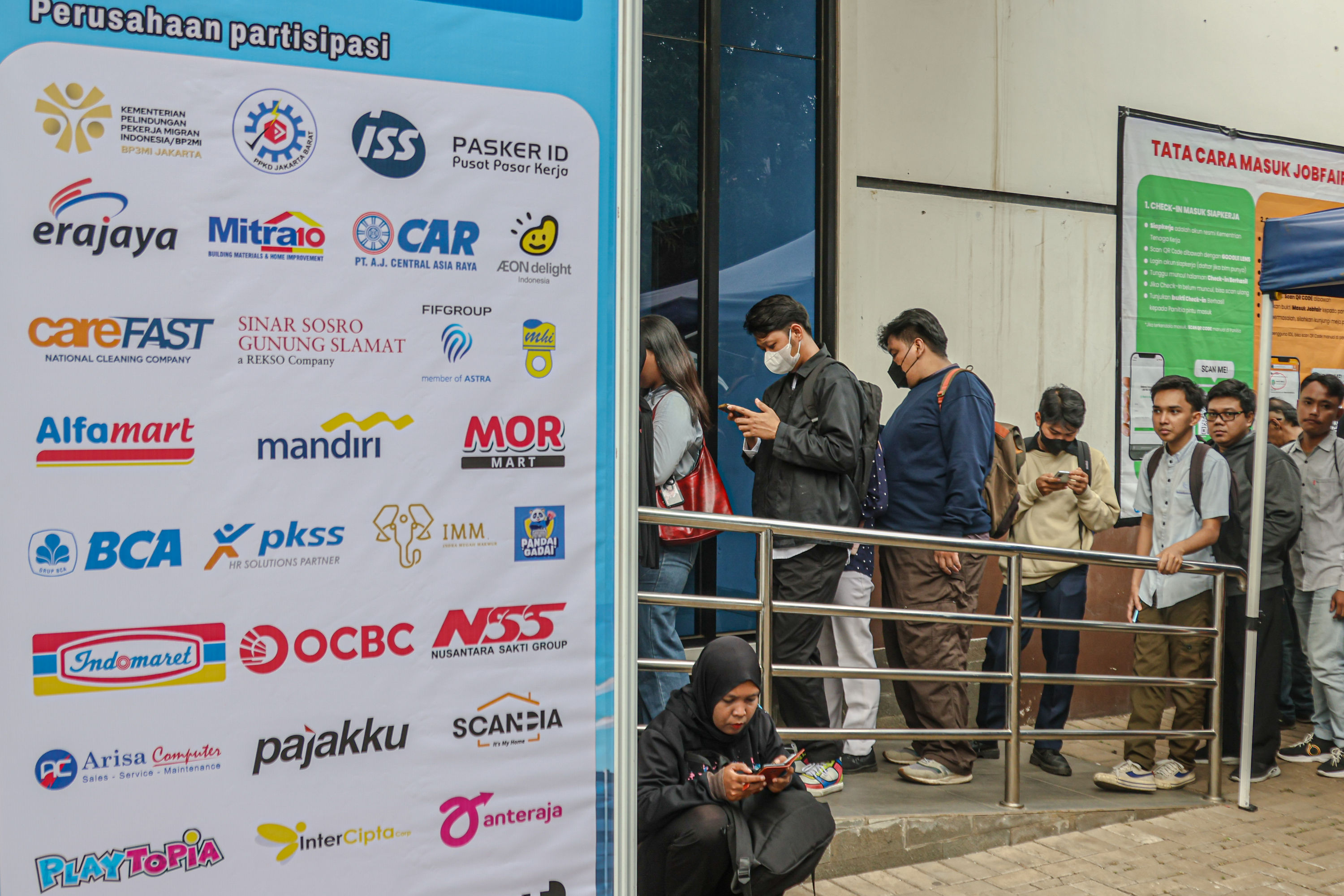 Sejumlah pencari kerja memadati Jobfest di GOR Cengkareng, Jakarta, Rabu (17/09/2025). Pemerintah Provinsi DKI Jakarta melalui Suku Dinas Tenaga Kerja, Transmigrasi, dan Enegeri Jakarta Barat menggelar bursa kerja bertajuk Jakarta Barat Jobfest 2025 denga