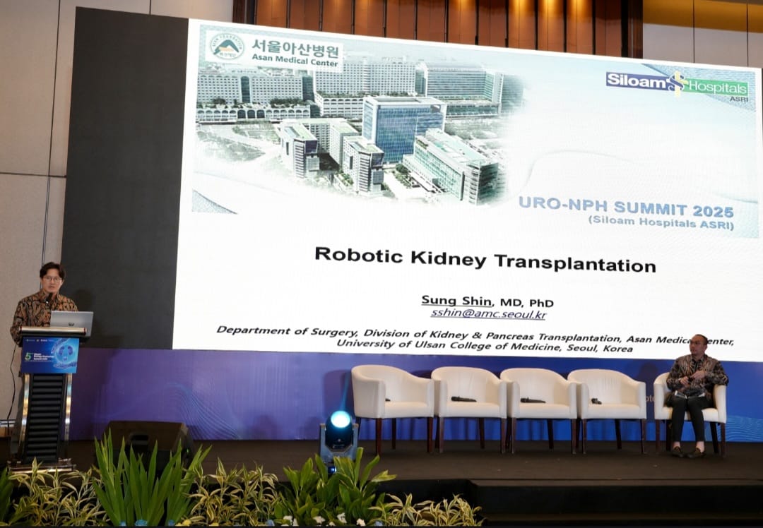 Prof. Shin Sung, salah satu pakar internasional dari Korea Selatan memaparkan perkembangan Robotic Kidney Transplantation.