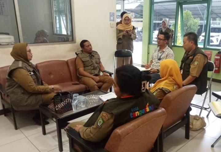 Dokumentasi Tim Dinas Lingkungan Hidup (DLH) Kota Tangerang mengunjungi perusahaan yang terbukti melakukan pencemaran lingkungan di Situ Cangkring, Kecamatan Periuk