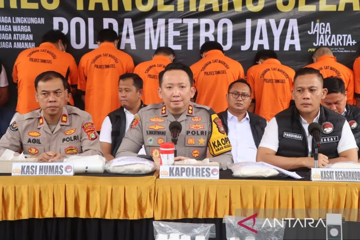 Kapolres Tangsel, AKBP Victor Daniel Henry Inkiriwang saat menyampaikan hasil ungkap kasus produksi narkotika jenis tembakau sintetis di Mapolres Tangsel. ANTARA/Humas Polres Tangsel.