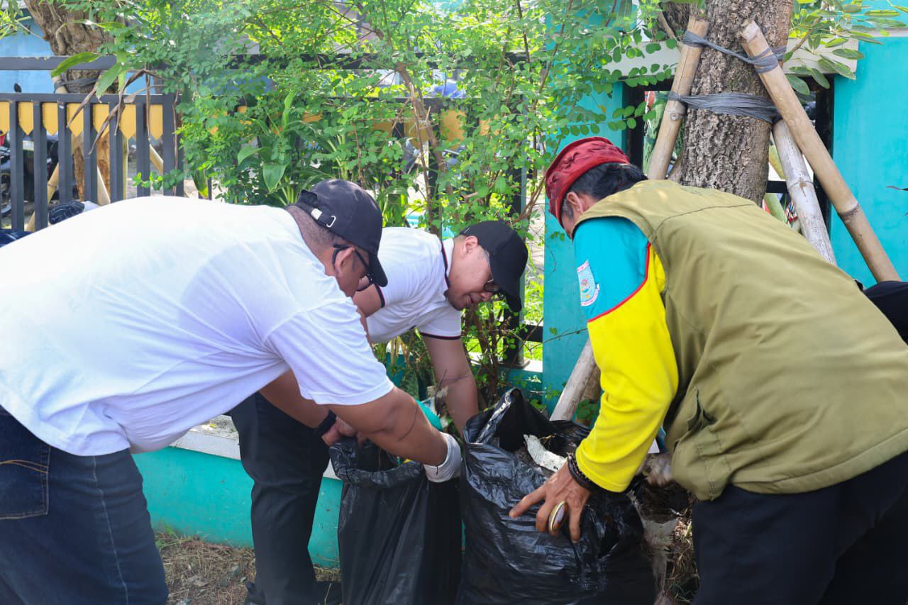 Wakil Wali Kota Tangsel Pilar Saga Ichsan bersama masyarakat melakukan bersih-bersih sampah di Pasar Apung Situ Pondok Jagung, Serpong, Sabtu (20/9). (Dok.&nbsp;Humas Pemkot Tangsel)