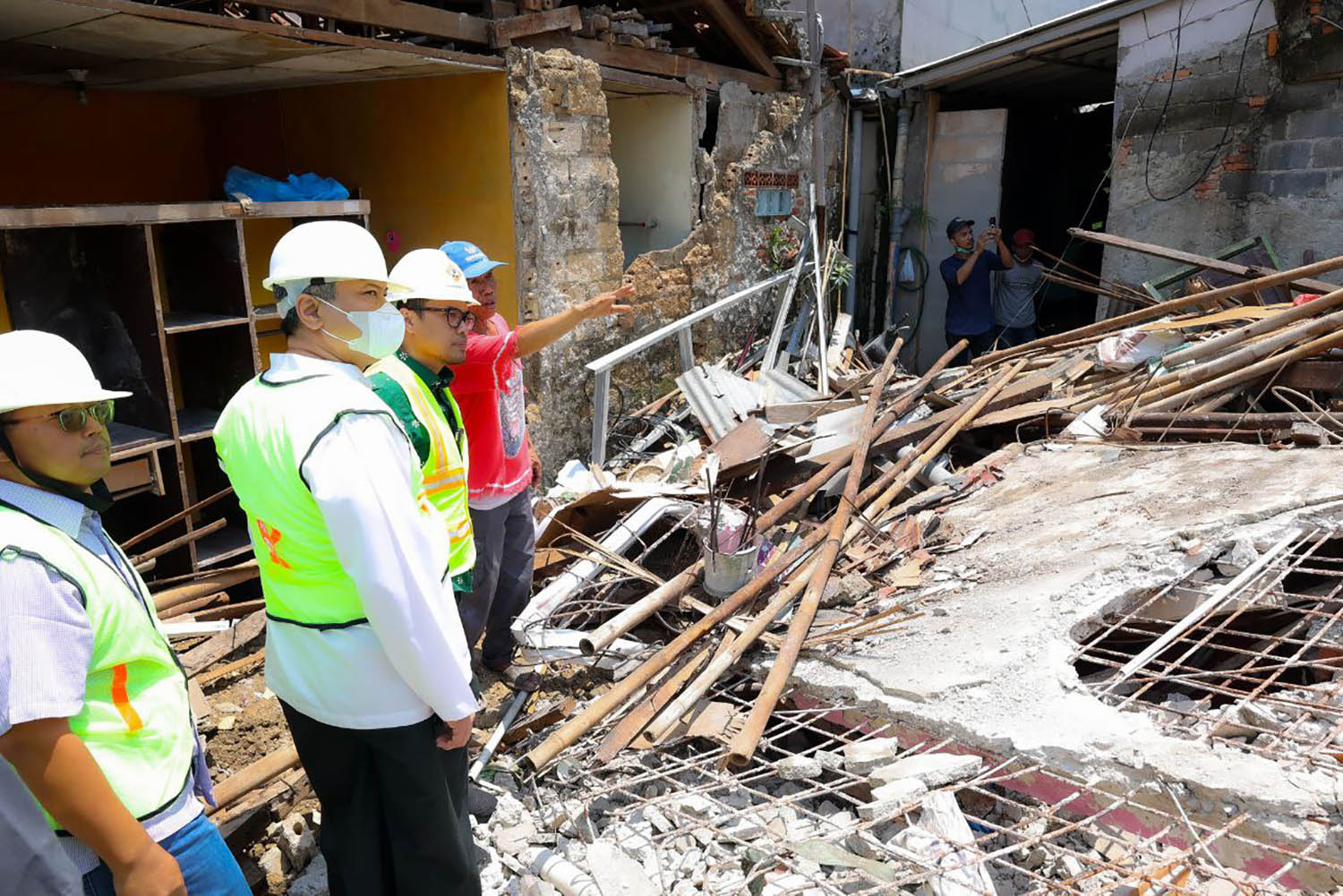 Wakil Walikota Tangsel Pilar Saga Ichsan meninjau rumah terdampak ledakan di Pamulang. (Dok.&nbsp;Humas Pemkot Tangsel)