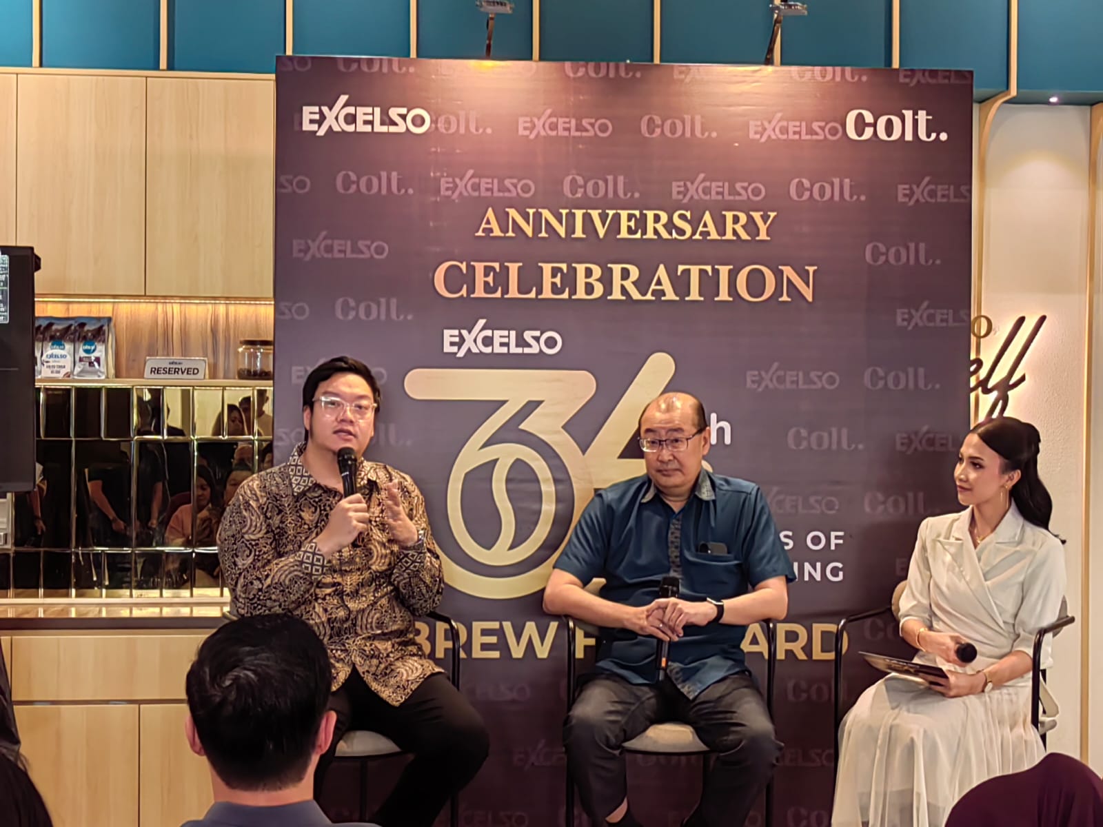 Direktur Colt Coffee Culture, Jo Febrian Faranes (kiri) saat perayaan anniversary di Tangsel.