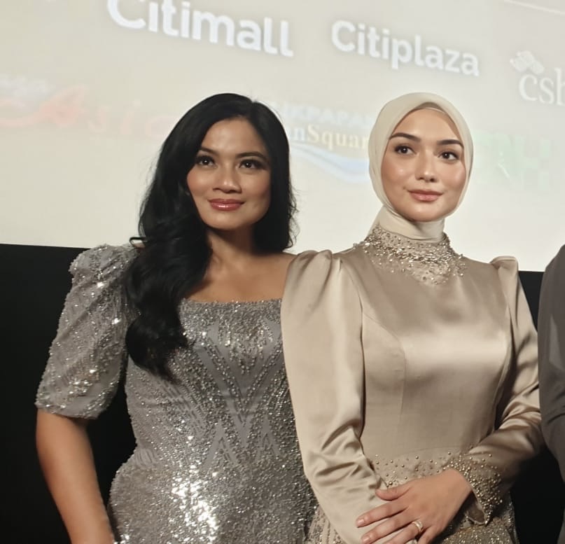 Titi Kamal (kiri) dan Citra Kirana, dua pemeran utama wanita di film Air Mata Di Ujung Sajadah 2 saat gala premier di Plaza Senayan XXI, Jakarta Pusat, Jumat (26/9).