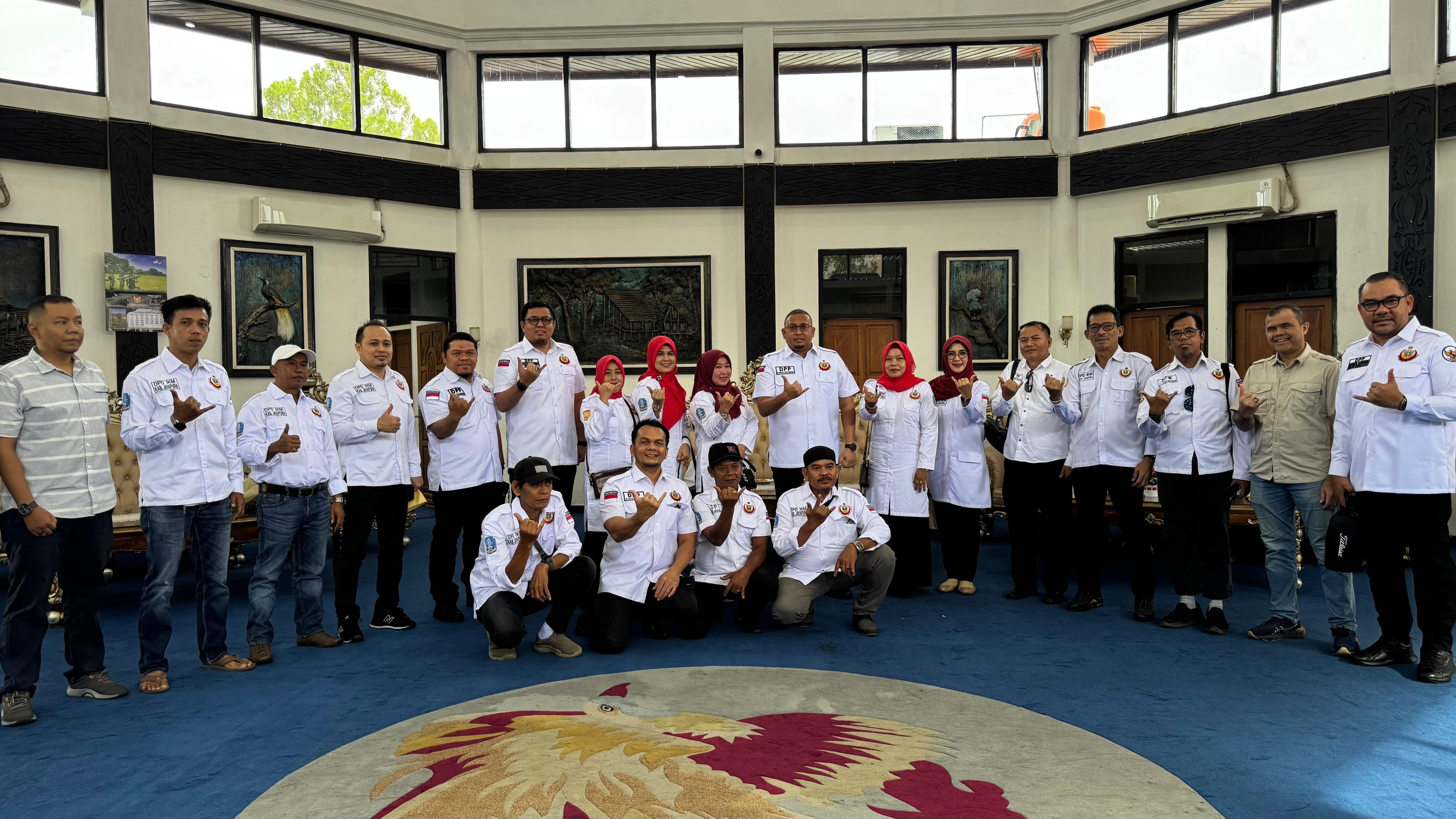 Ketua Umum DPP Ikatan Keluarga Minang (IKM) Andre Rosiade menyerahkan bantuanenilai Rp 400 juta kepada para perantau Minang yang menjadi korban kericuhan di Yalimo, Papua Pegunungan. (Dok. IST)