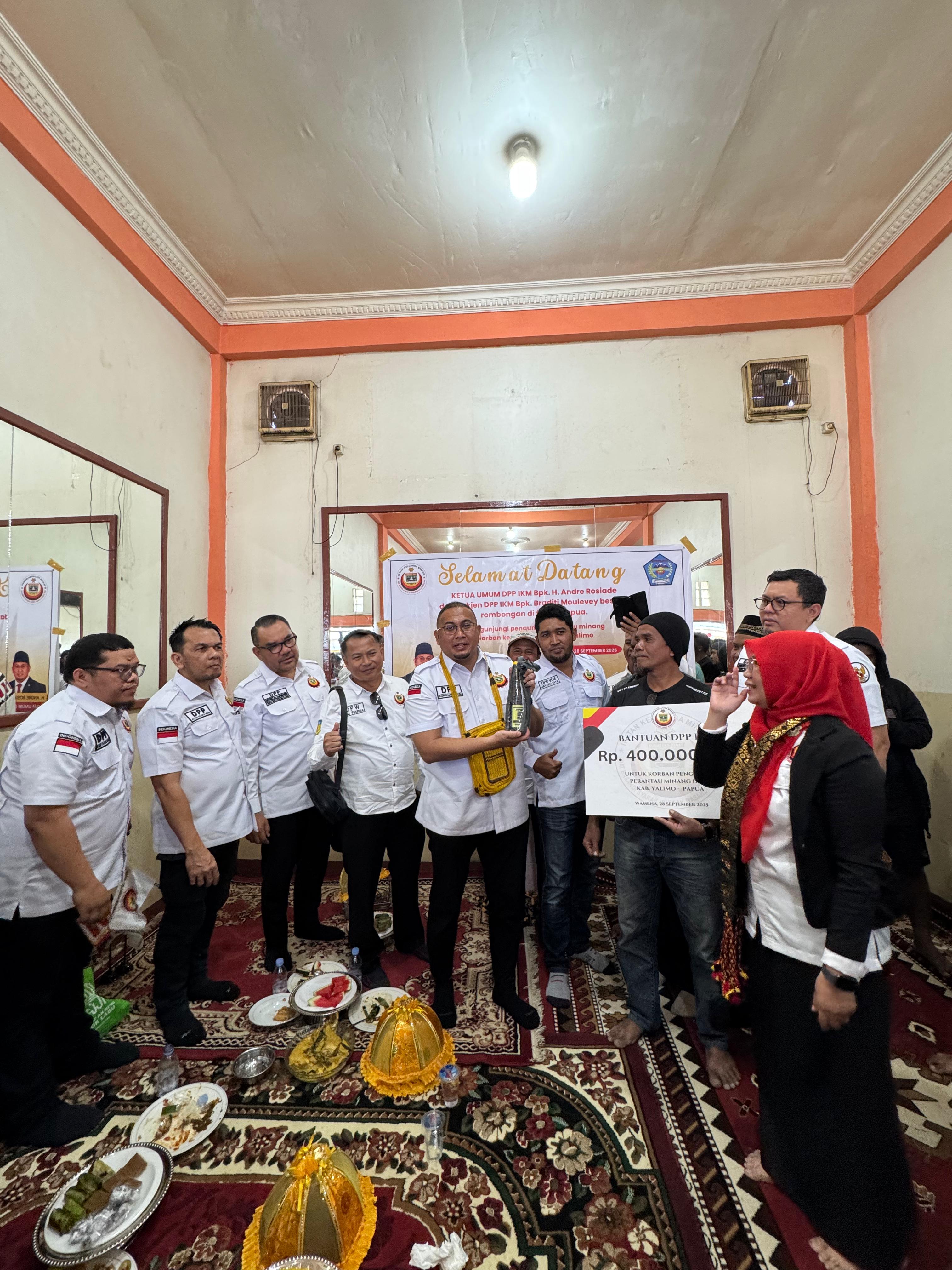 Ketua Umum DPP Ikatan Keluarga Minang (IKM) Andre Rosiade menyerahkan bantuanenilai Rp 400 juta kepada para perantau Minang yang menjadi korban kericuhan di Yalimo, Papua Pegunungan. (Dok. IST)