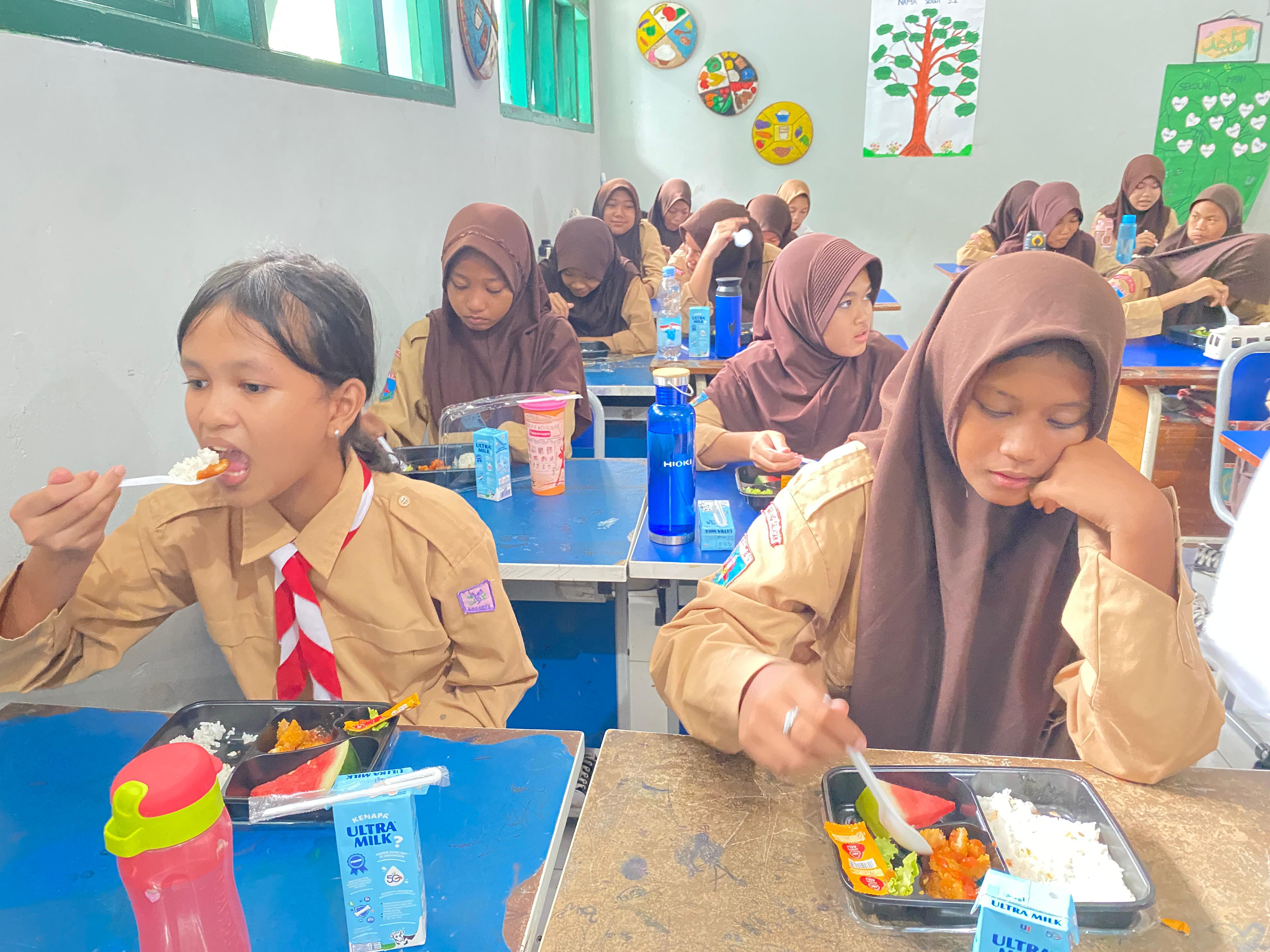 Pelaksanaan uji coba makan bergizi gratis di SMPN 19 Kota Tangsel, Kecamatan Serpong.