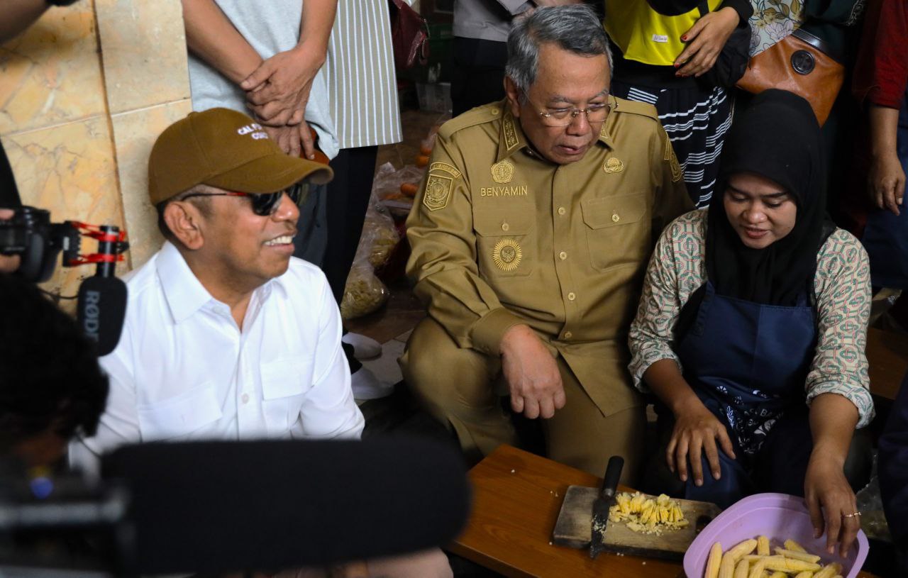 Wali Kota Tangsel Benyamin Davnie meninjau kemitraan rantai pasok klaster pangan untuk kebutuhan Makan Bergizi Gratis (MBG) di Pamulang, Tangsel, Selasa (29