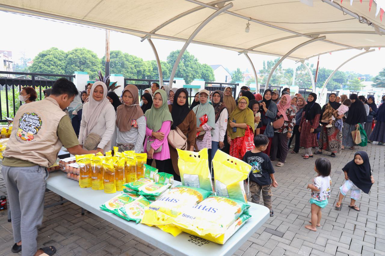 Pemkot Tangsel menggelar kegiatan Gerakan Pangan Murah (GPM) untuk memastikan stok sembako aman di halaman Kantor Kecamatan Ciputat Timur, Kamis (11/9/2025).