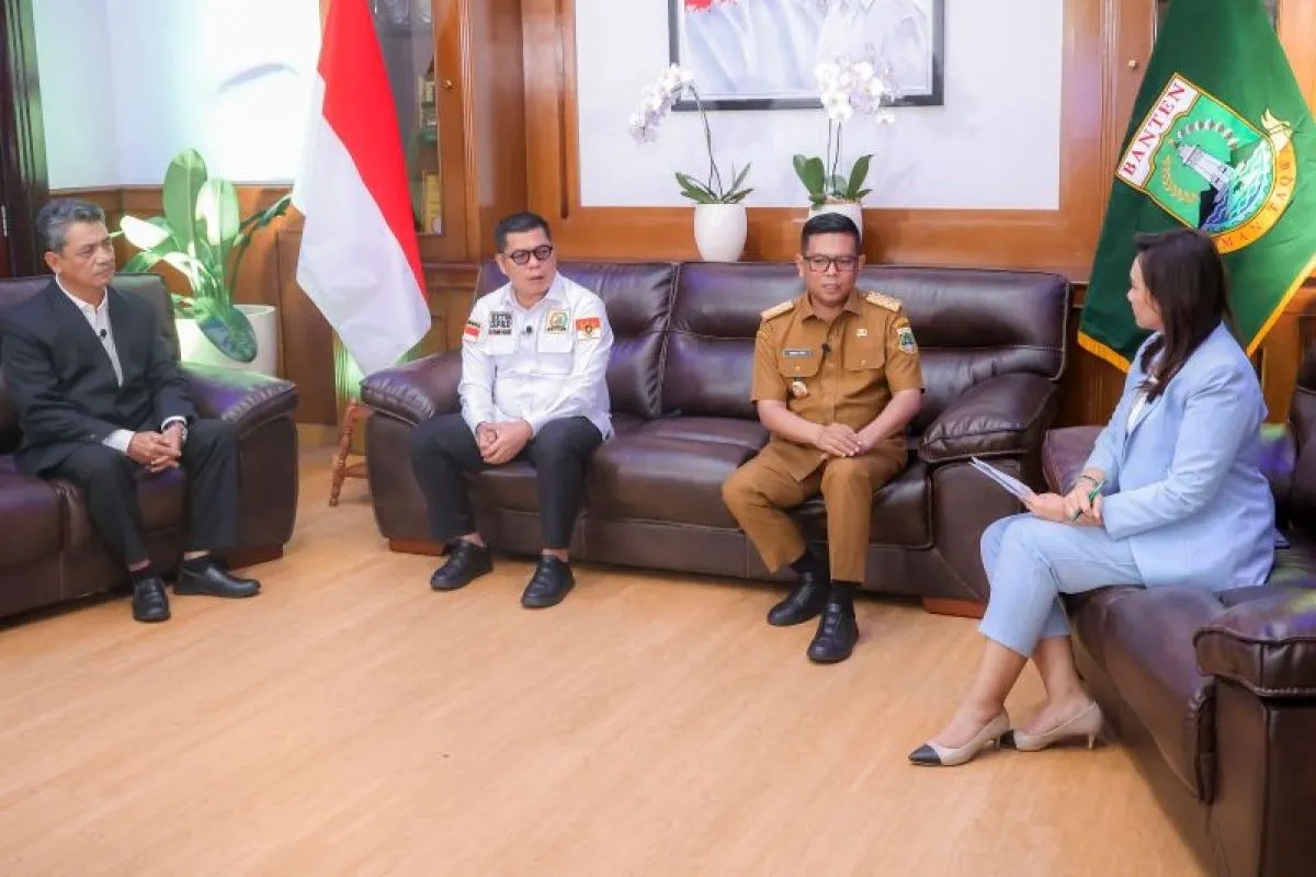 Gubernur Banten Andra Soni, Ketua DPRD Banten Fahmi Hakim dan Pengamat politik Elvin Bastian dalam Dialog Perspektif bersama Televisi Republik Indonesia (TVRI) di Ruang Kerja Gubernur Banten, KP3B.
