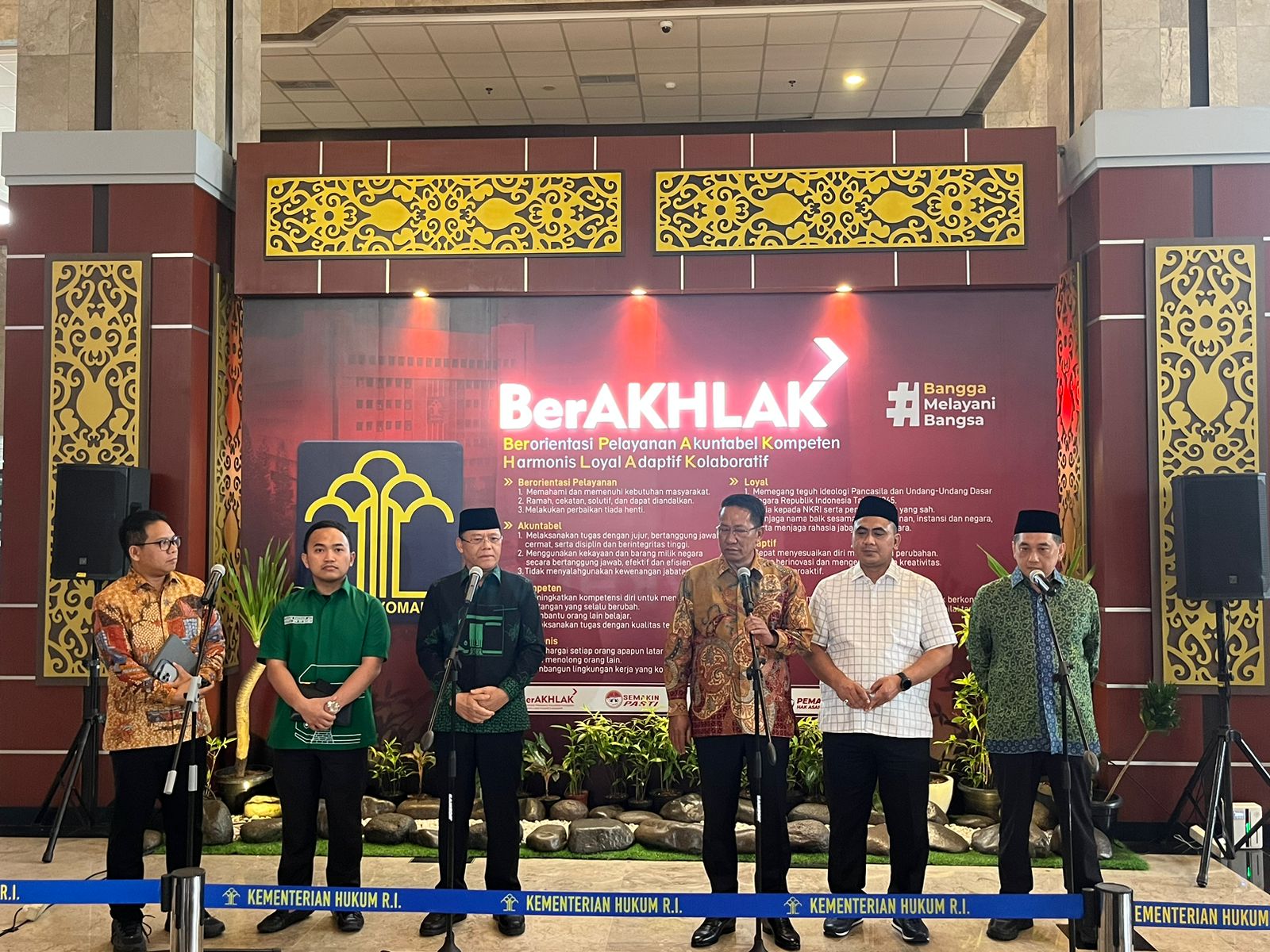 Menteri Hukum (Menkum) Supratman Andi Agtas memediasi konflik internal Partai Persatuan Pembangunan (PPP) antara kubu Muhamad Mardiono dan Agus Suparmanto di kantor Kemenkum, Jakarta, Senin (6/10).