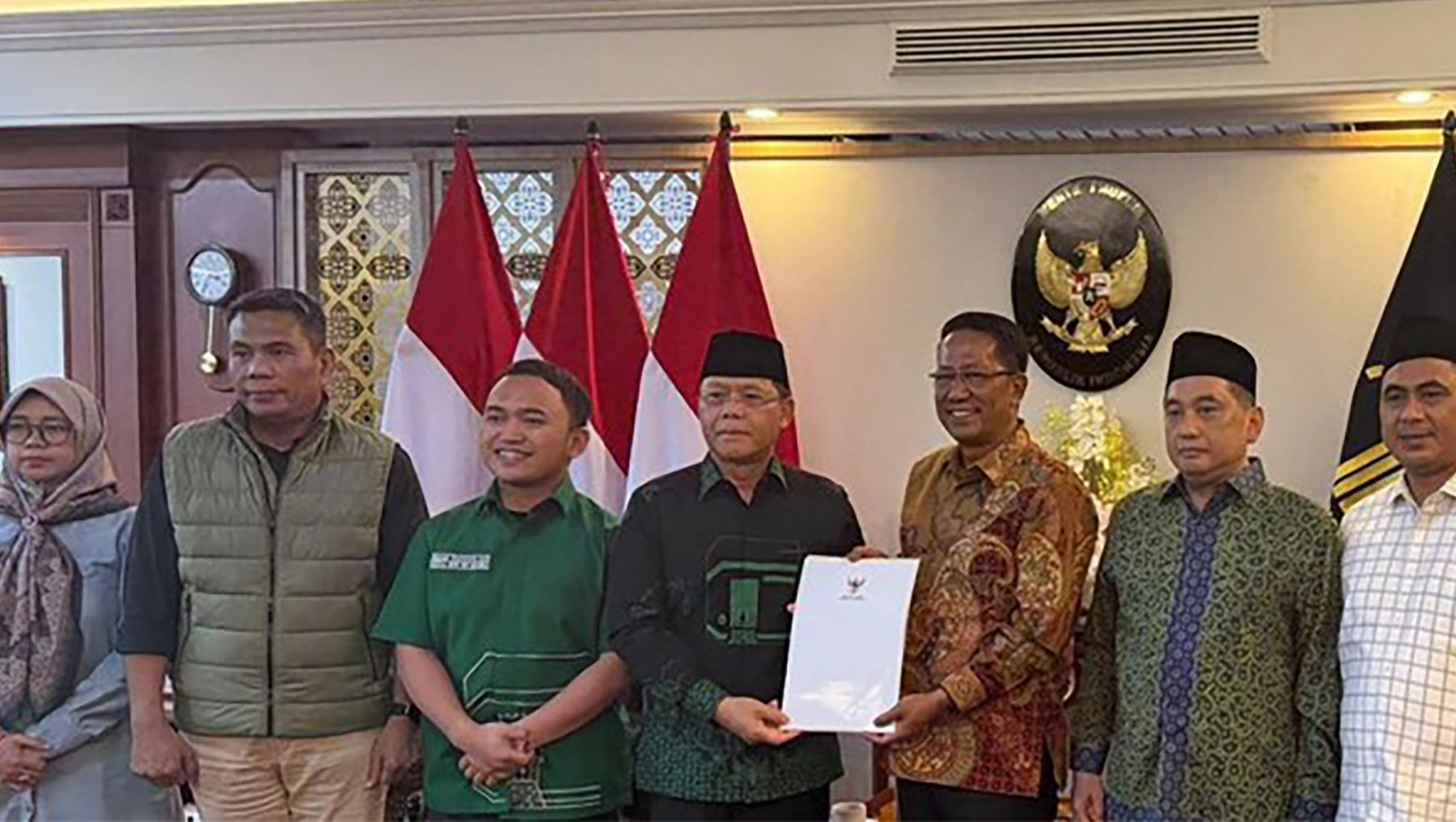 Menkum Supratman Andi Agtas memberikan SK Kepengurusan PPP dengan Ketum Mardiono dan Waketum Agus Suparmanto. (Dok. IST)