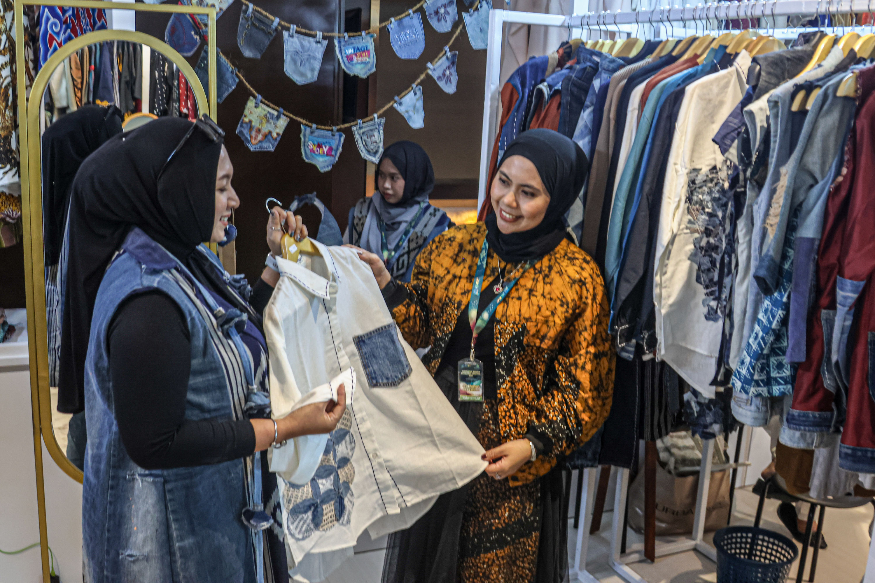 Sejumlah pengunjung melihat produk fashion serta produk UMKM di Indonesia Sharia Economic Festival 