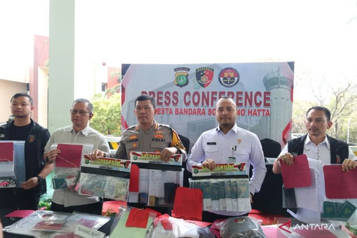 Kapolresta Bandara Soetta Kombes Pol Ronald Sipayung menunjukan barang bukti hasil ungkap kasus tindak pidana perdagangan orang (TPPO). (ANTARA/Azmi Samsul M)