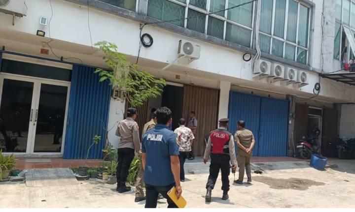 Disnaker Kota Tangerang bersama pihak kepolisian melakukan sidak perusahaan di Kecamatan Batuceper, terkait dugaan penyalahgunaan dan penipuan.