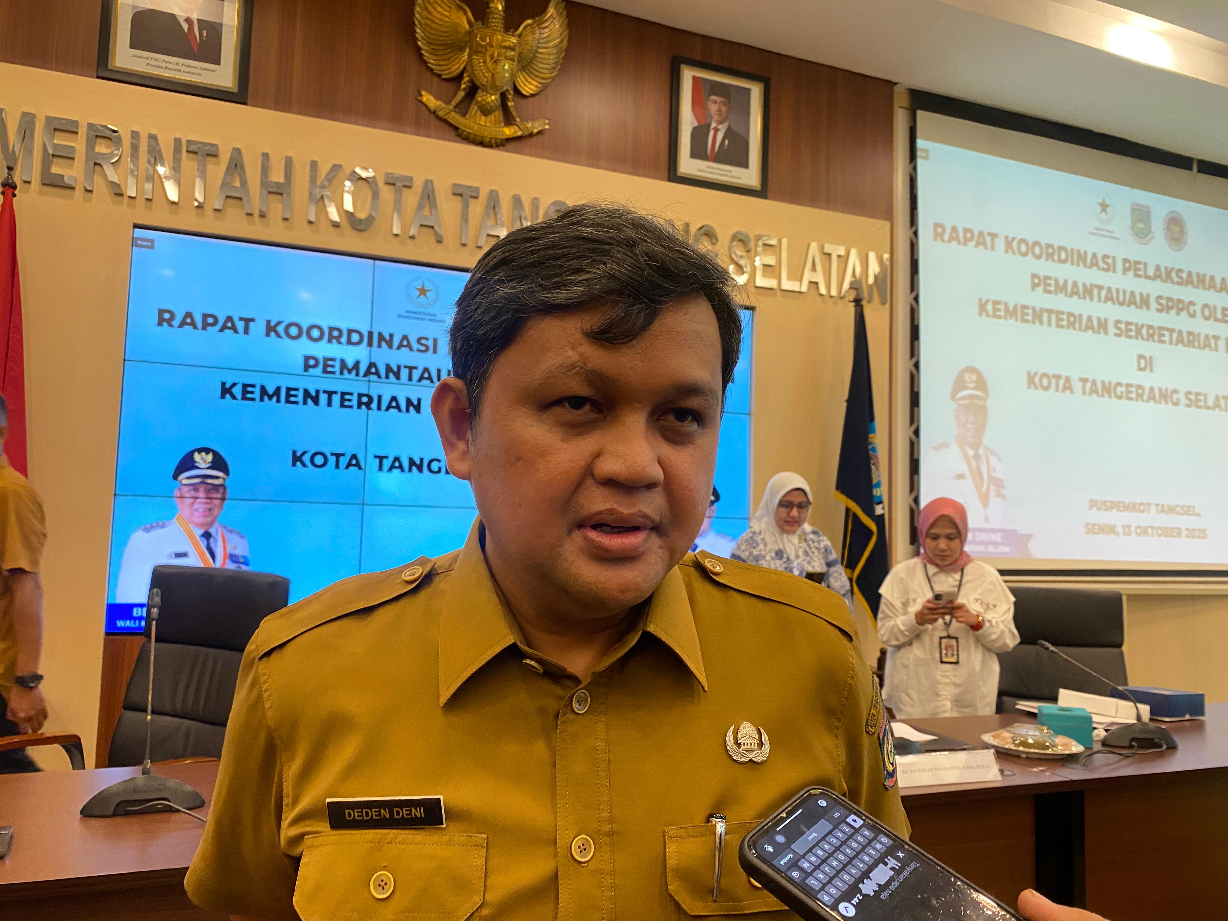 Kepala Dinas Pendidikan dan Kebudayaan (Disdikbud) Kota Tangsel Deden Deni saat diwawancarai terkait MBG di Kota Tangsel, kemarin (13/10).