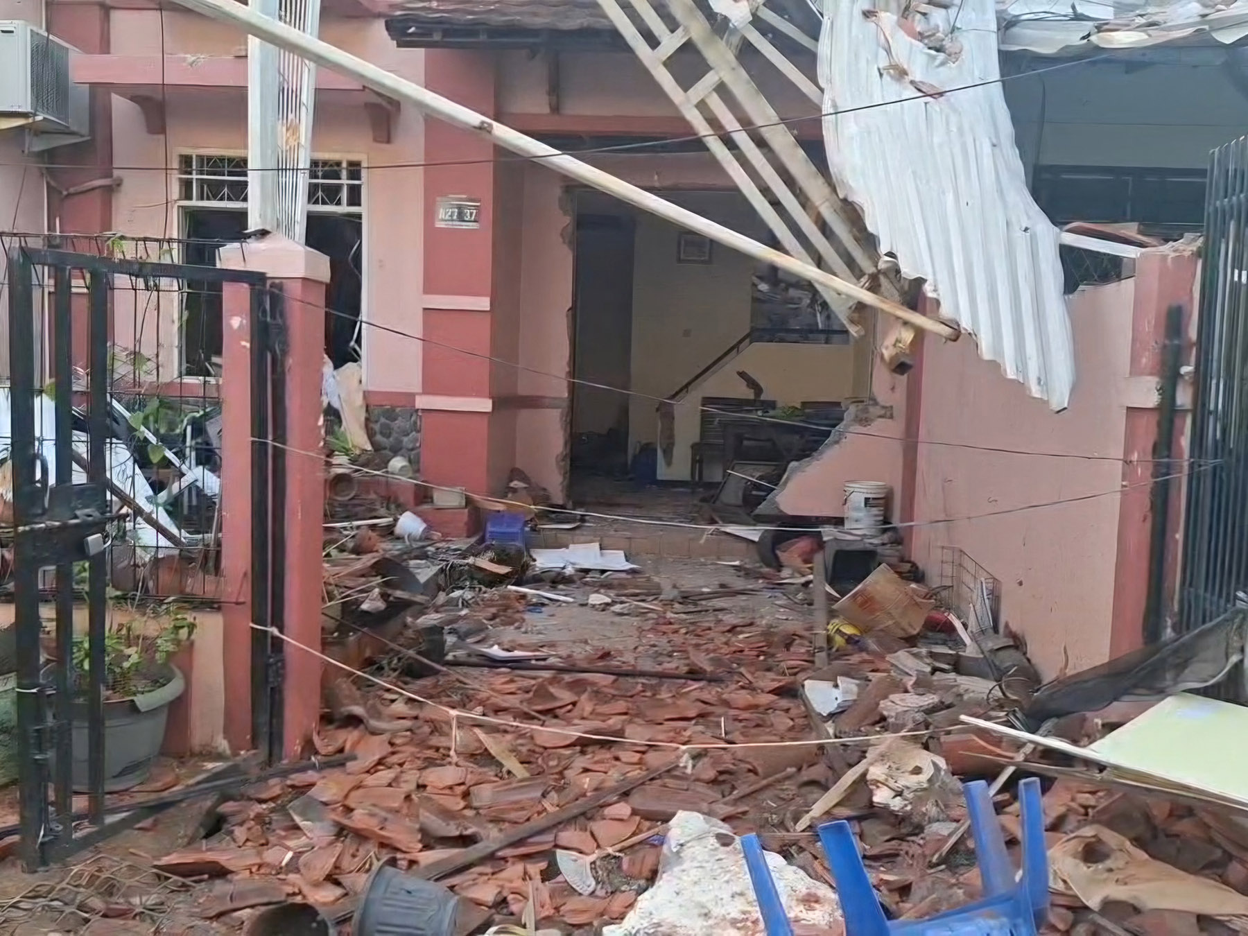 Kondisi rumah ES, 73, pasca insiden ledakan di Komplek Taman Palem Lestari, Cengkareng Barat, Jakarta Barat, Rabu (15/10) pagi. (Istimewa)