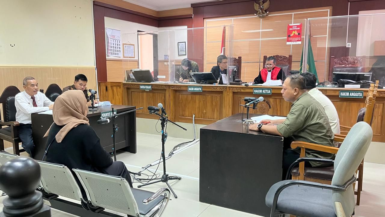 Penjual Minuman Keras di Tangsel Disidang Tindak Pidana, Hakim Beri Hukuman Penjara dan Denda Uang