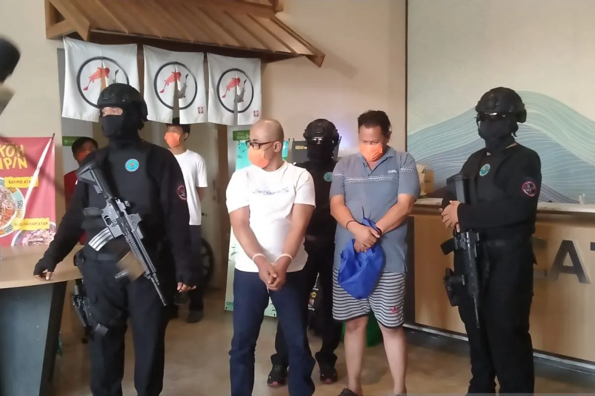 Badan Narkotika Nasional (BNN) mengungkap dan membongkar praktik rumah produksi clandestine sebagai bahan dasar narkotika jenis sabu di salah satu apartemen di Cisauk, Kabupaten Tangerang, Banten.