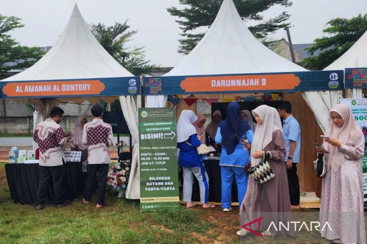 Sejumlah pengunjung melihat-lihat pojok pameran jelang pembukaan Santri Land Festival 2025 di Tangerang Selatan, Banten, Sabtu (18/10/2025). ANTARA/HO-Panitia Santri Land Festival.