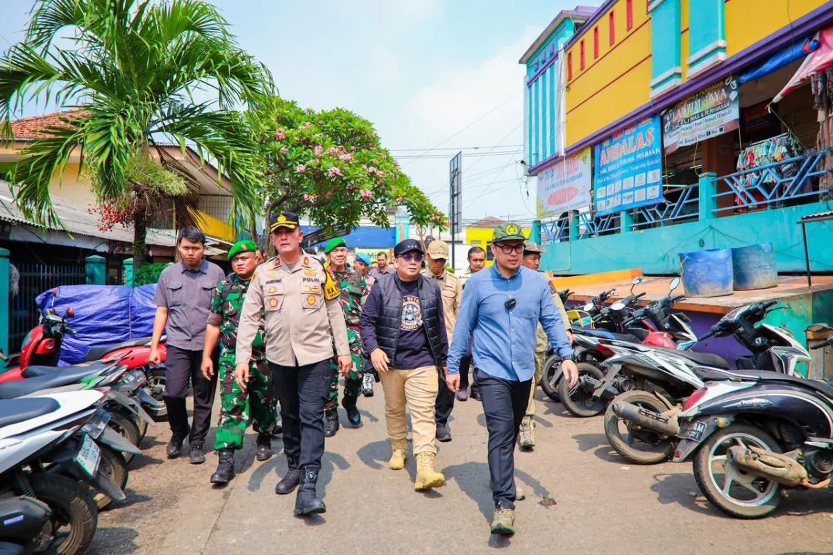 Wakil Wali Kota Tangerang Selatan Pilar Saga Ichsan (kanan) saat meninjau pasar Serpong. ANTARA/HO-Pemkot Tangsel