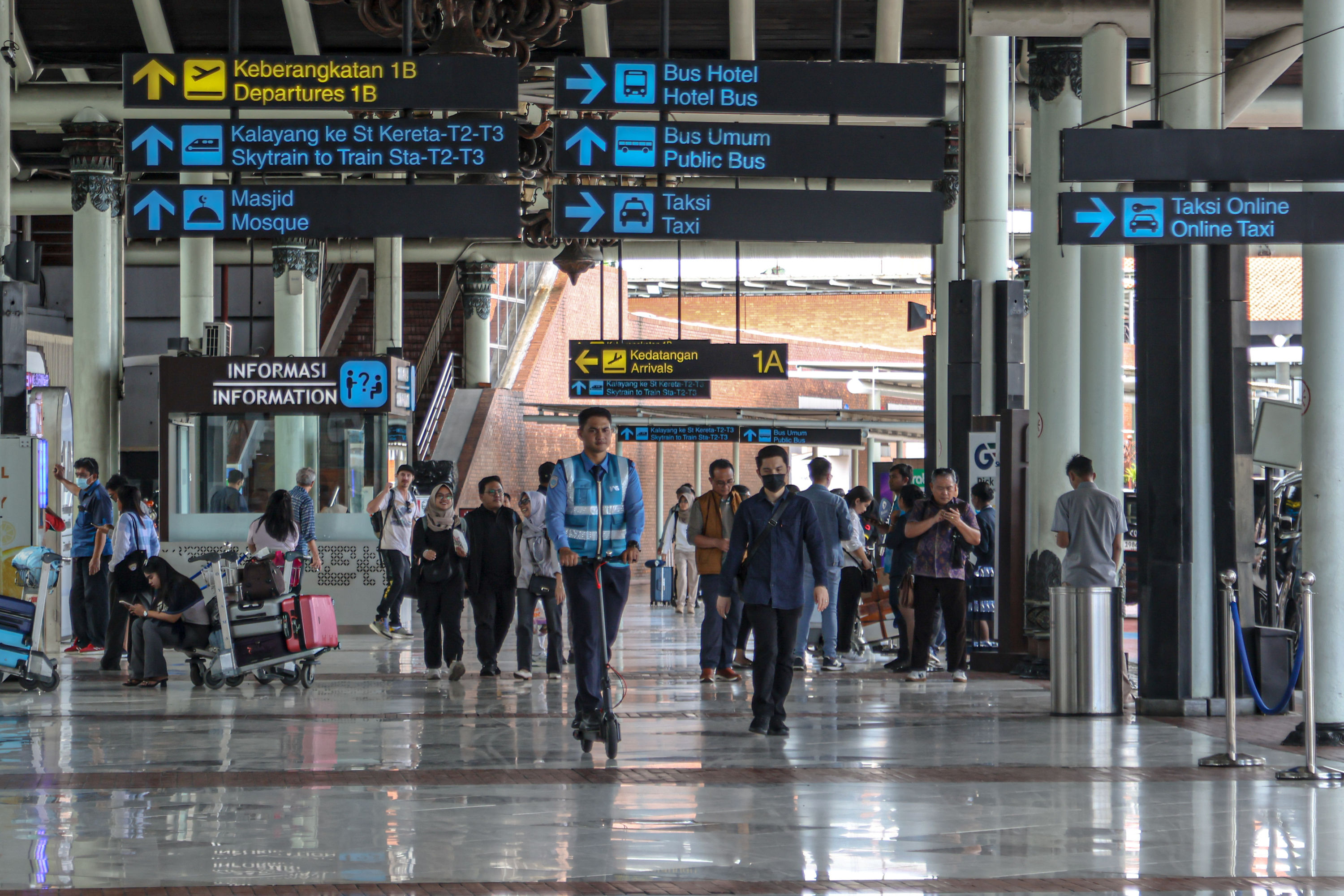 Aktifitas penumpang di Terminal 1, Bandara Soekarno-Hatta, Tangerang, Kamis (23/10/2025). (Hanung Hambara/Jawa Pos)