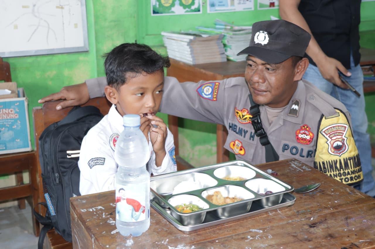 Petugas saat mendampingi siswa sekolah makan dari menu MBG di Jateng. (Mabes Polri)