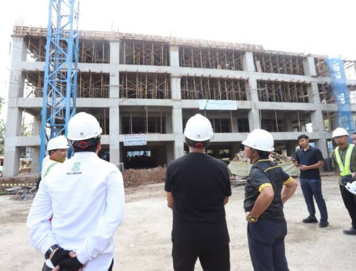 Kondisi proyek pembangunan gedung parkir RSUD Kota Tangerang, Jumat (31/10).