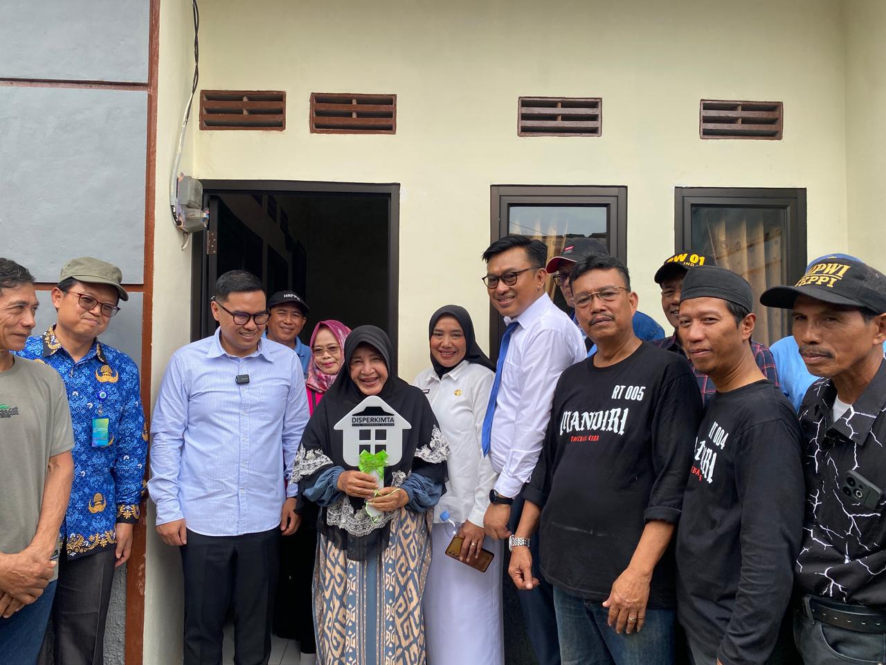 Wakil Wali Kota Tangsel Pilar Saga Ichsan dan Kepala Dinas Perumahan Rakyat, Kawasan Permukiman dan Pertanahan (Disperkimta) Kota Tangsel Aries Kurniawan meninjau program