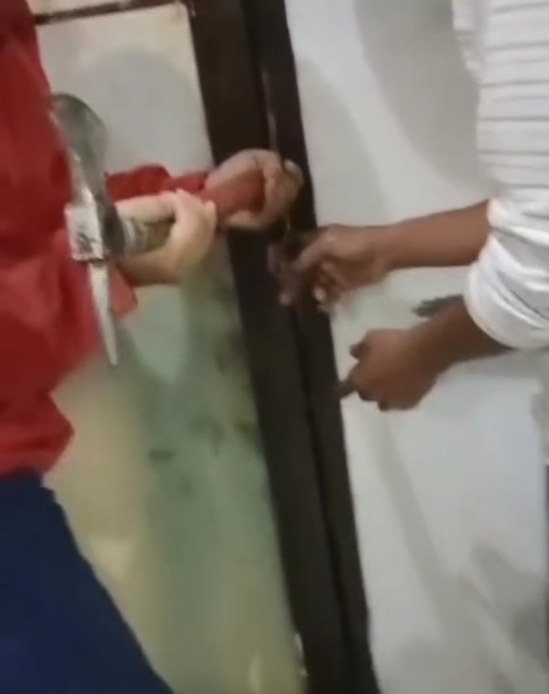 Petugas Damkar Depok turun menyelamatkan tangan bocah yang terjepit pintu.