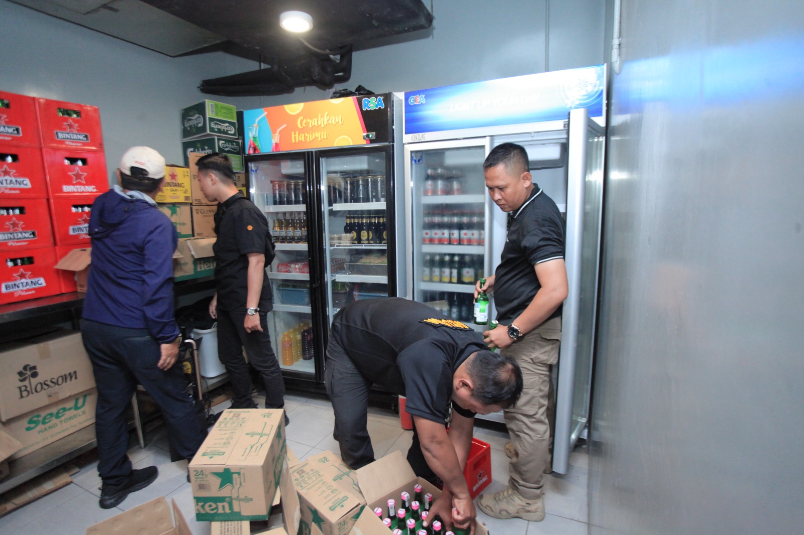 Ratusan miras disita saat razia di wilayah Serpong Utara, Selasa (4/11). (Dok. Satpol PP Kota Tangsel)