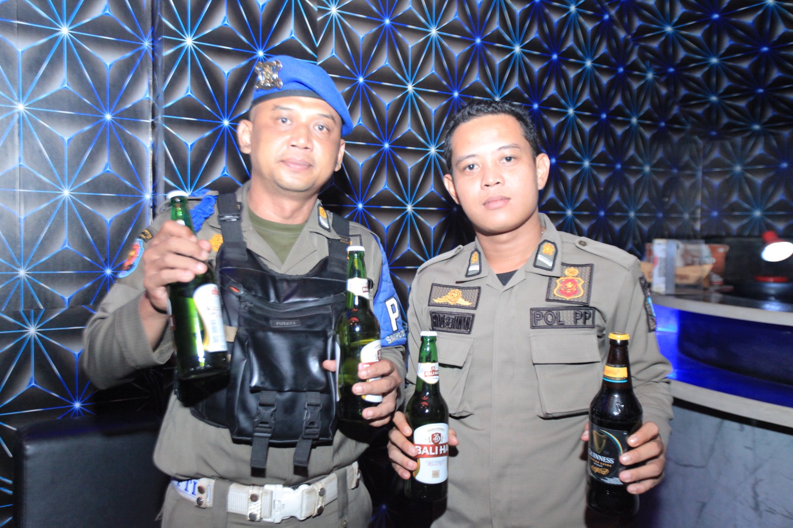 Ratusan miras disita saat razia di wilayah Serpong Utara, Selasa (4/11). (Dok. Satpol PP Kota Tangsel)