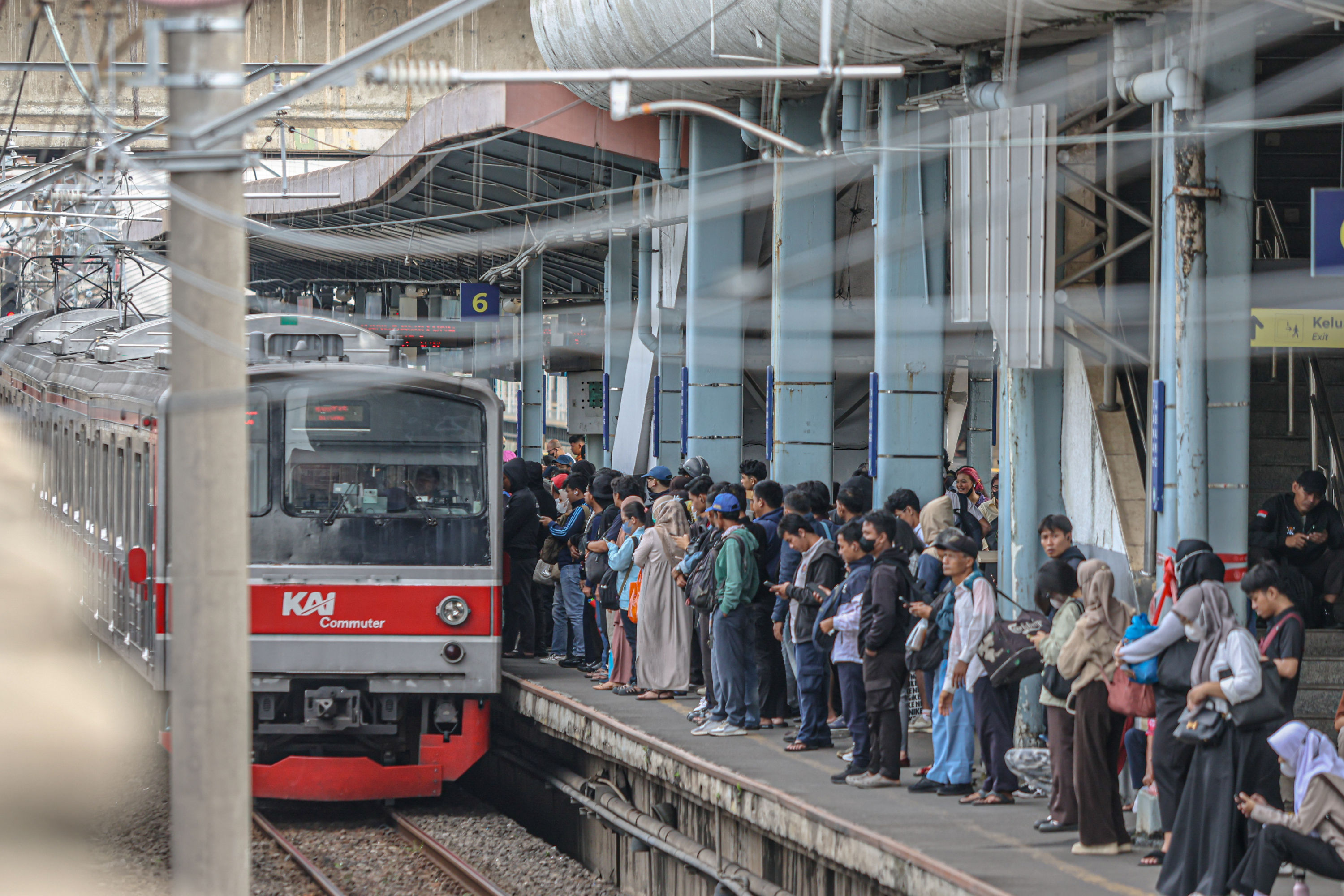 Suasana kepadatan penumpang KRL di Stasiun Tanah Abang Baru, Jakarta, Kamis (06/11/2025). PT Kereta Api Indonesia (KAI) akan menambah jumlah gerbong pada layanan Kereta Commuter Line (KRL) Jabodetabek untuk mengatasi kepadatan penumpang di jam sibuk. Peme