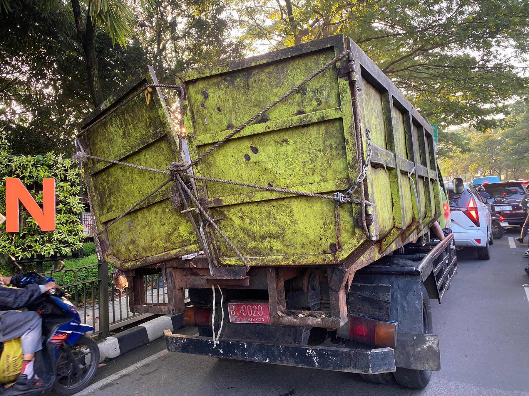 Truk Pengangkut sampah DLH Kota Tangsel.